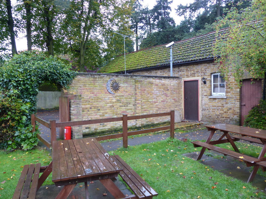 The Sun Inn Englefield Green ภายนอก รูปภาพ