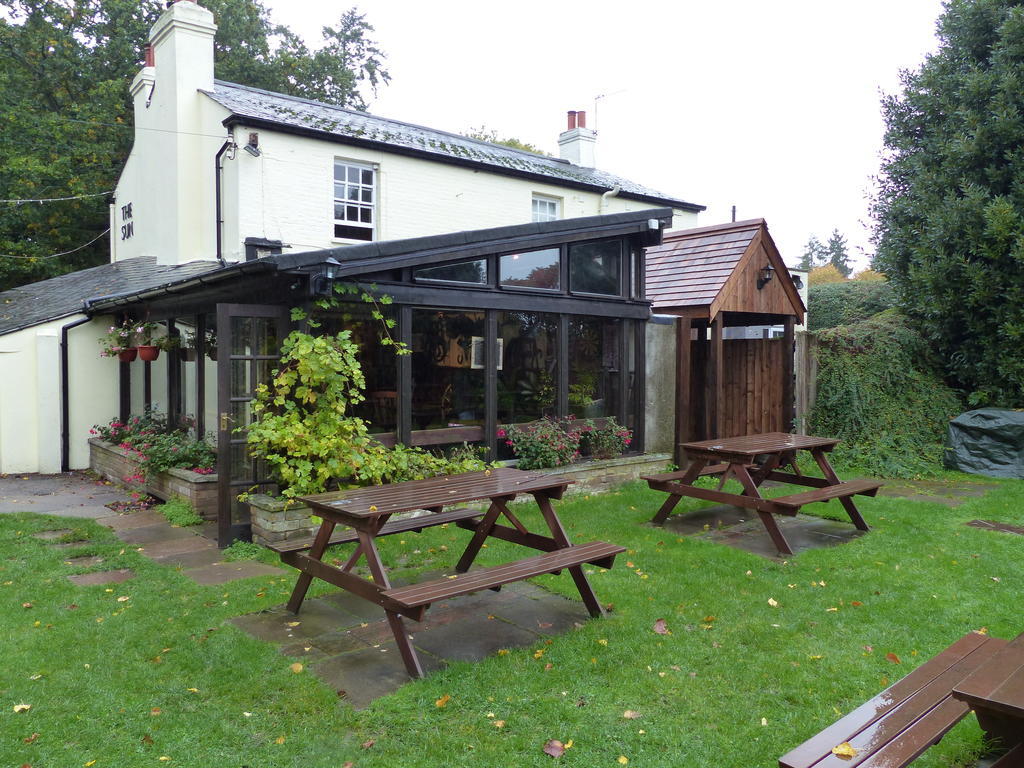 The Sun Inn Englefield Green ภายนอก รูปภาพ