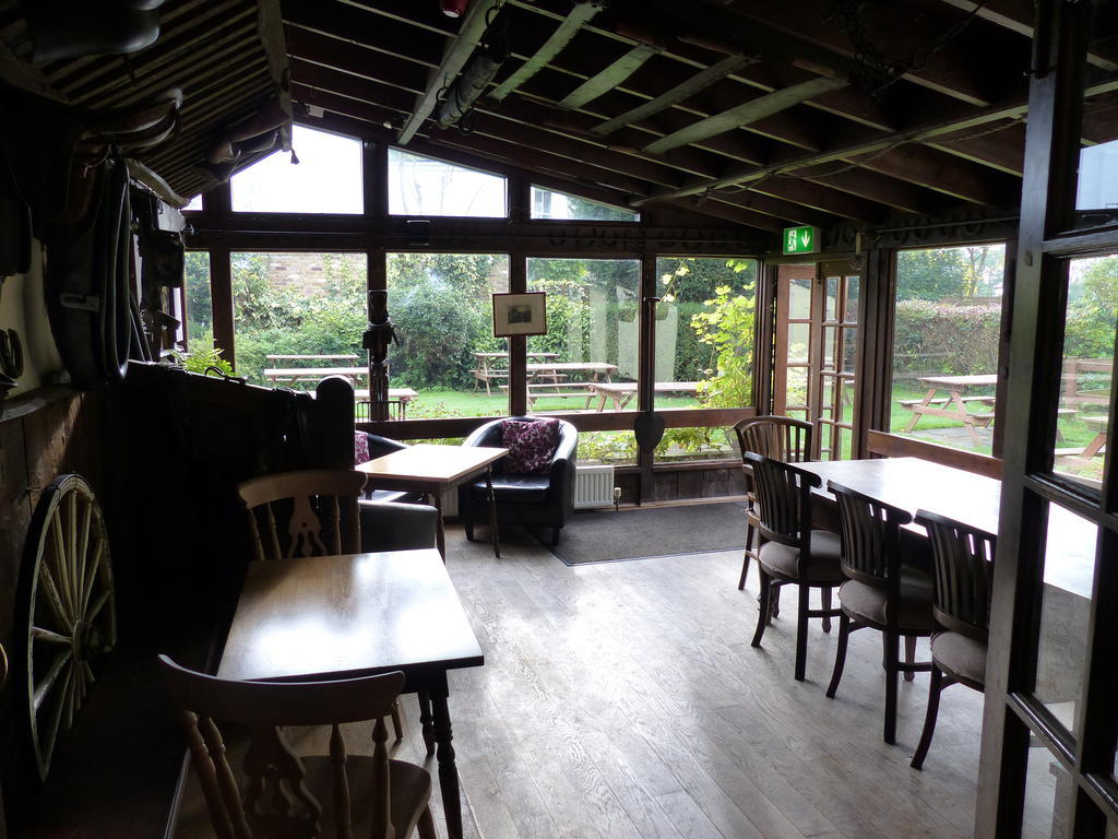 The Sun Inn Englefield Green ภายนอก รูปภาพ
